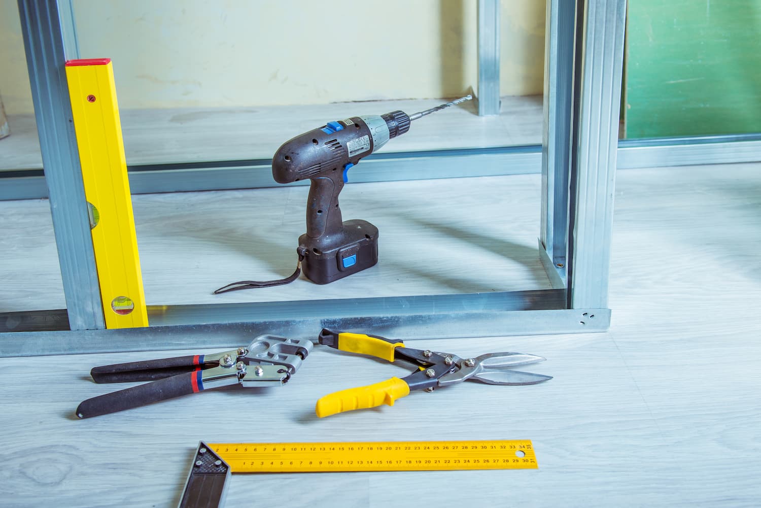 werkzeug wasserwaage bohrer konstruktion trockenbau rahmen stahl messen wand profile freepeoplea adobestock